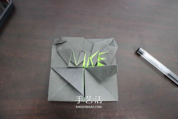 耐克标志的折纸方法 怎么折NIKE标志的图解(图26) 耐克标志的折纸方法 怎么折NIKE标志的图解(图26)