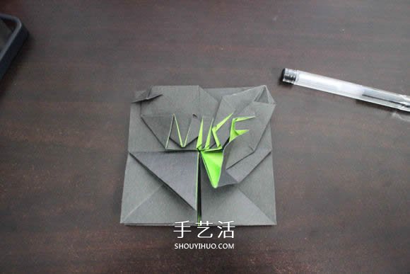 耐克标志的折纸方法 怎么折NIKE标志的图解(图25) 耐克标志的折纸方法 怎么折NIKE标志的图解(图25)
