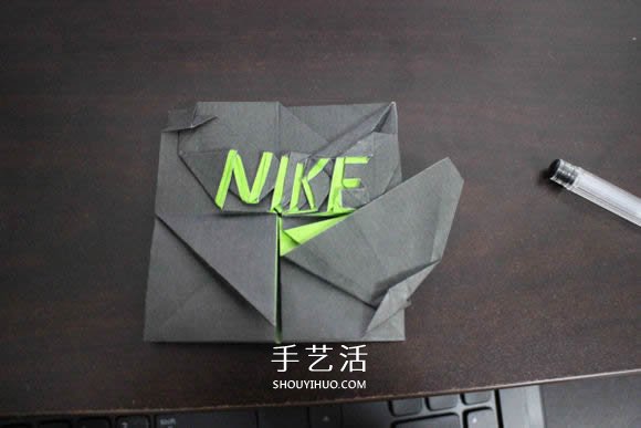 耐克标志的折纸方法 怎么折NIKE标志的图解(图32) 耐克标志的折纸方法 怎么折NIKE标志的图解(图32)