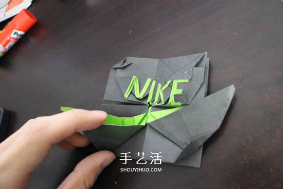 耐克标志的折纸方法 怎么折NIKE标志的图解(图35) 耐克标志的折纸方法 怎么折NIKE标志的图解(图35)