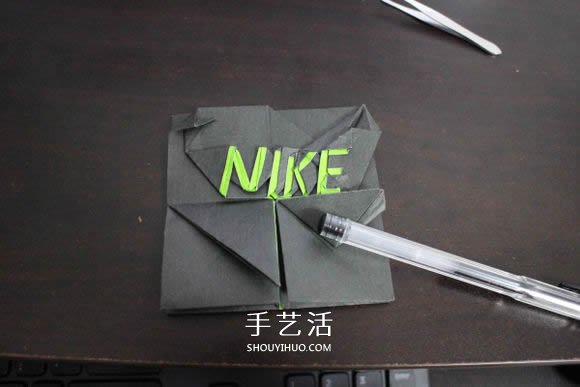 耐克标志的折纸方法 怎么折NIKE标志的图解(图28) 耐克标志的折纸方法 怎么折NIKE标志的图解(图28)
