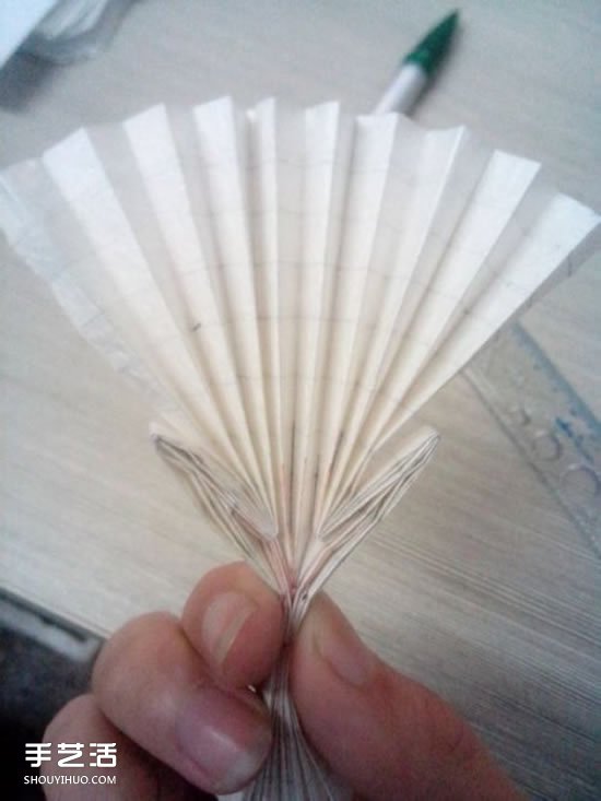 美丽天使的折纸方法 手工折叠立体天使图解(图19) 美丽天使的折纸方法 手工折叠立体天使图解(图19)