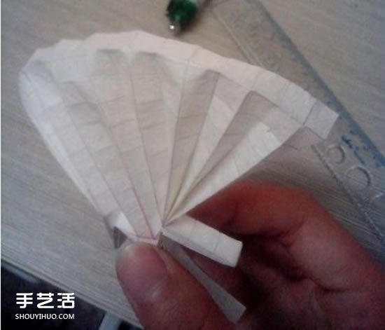 美丽天使的折纸方法 手工折叠立体天使图解(图21) 美丽天使的折纸方法 手工折叠立体天使图解(图21)
