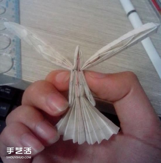 美丽天使的折纸方法 手工折叠立体天使图解(图27) 美丽天使的折纸方法 手工折叠立体天使图解(图27)