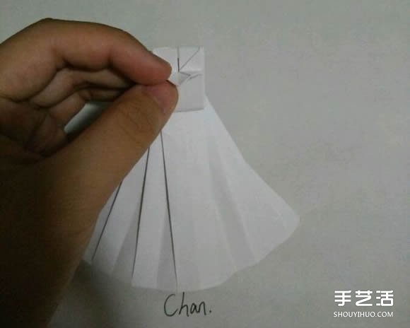 折纸婚纱裙的折法图解 婚纱的折纸方法步骤(图16) 折纸婚纱裙的折法图解 婚纱的折纸方法步骤(图16)