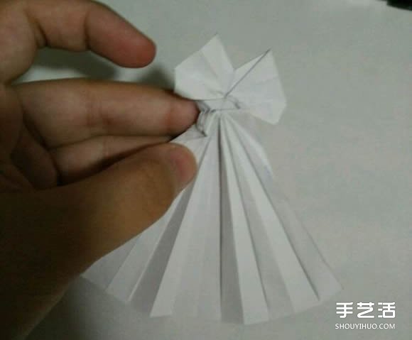 折纸婚纱裙的折法图解 婚纱的折纸方法步骤(图22) 折纸婚纱裙的折法图解 婚纱的折纸方法步骤(图22)