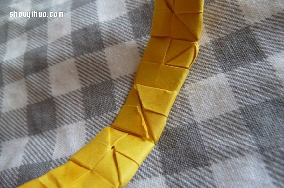 折纸手镯手环的折法 手工手镯手环折纸图解(图44) 折纸手镯手环的折法 手工手镯手环折纸图解(图44)
